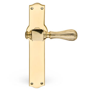 Türgriff aus Messing auf Schild - Modell HOLKHAM